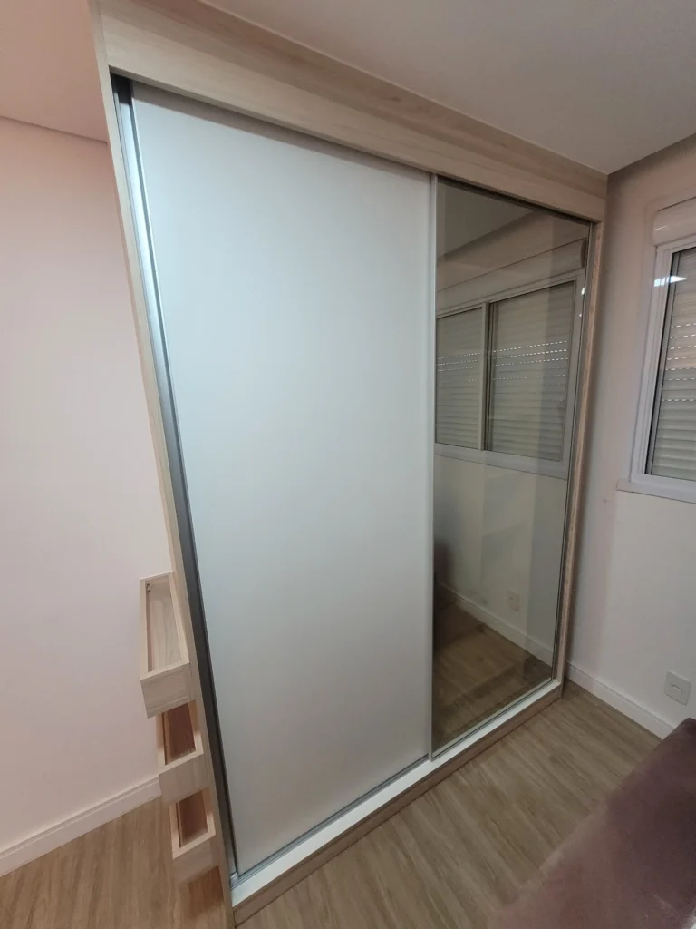 armário planejado sob medida com acabamento sofisticado