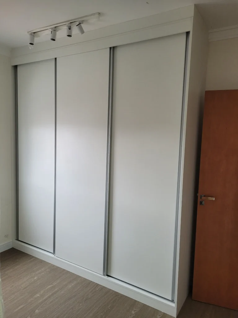 armário planejado sob medida com acabamento sofisticado